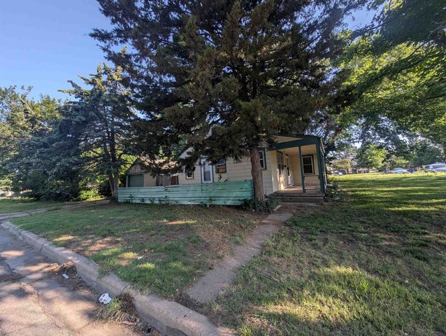 1301 N Dellrose Ave, Wichita, KS 67208