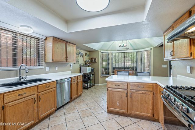 10301 N Oak Knoll Lane, Tucson, AZ 85737