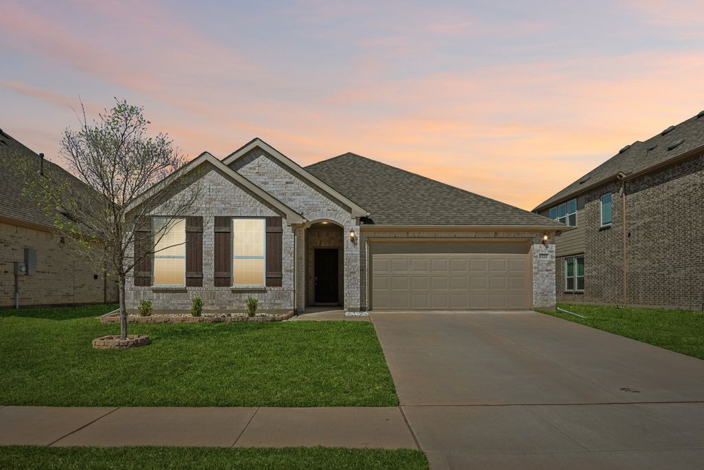 1521 Quentin Drive, Aubrey, TX 76227 — exterior