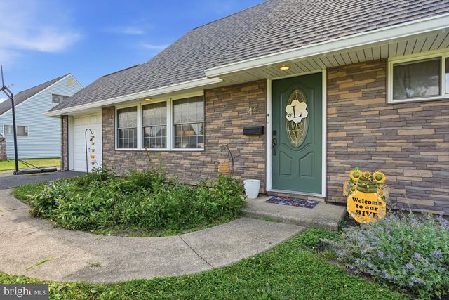 41 CRYSTAL PL, Levittown, PA 19057