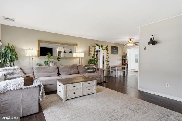 41 CRYSTAL PL, Levittown, PA 19057