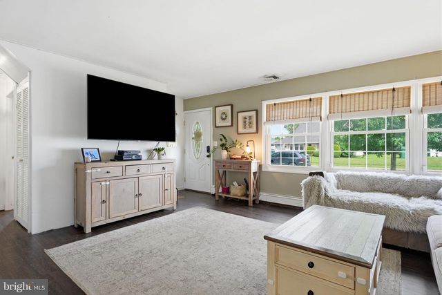 41 CRYSTAL PL, Levittown, PA 19057