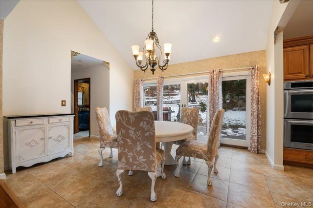 33 Fleets Cove Road, Huntington, NY 11743