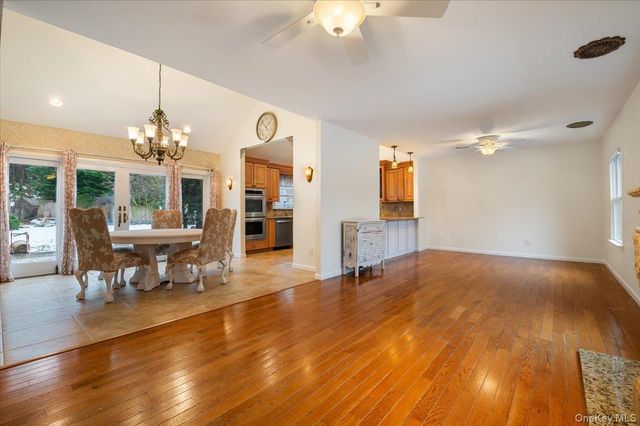 33 Fleets Cove Road, Huntington, NY 11743