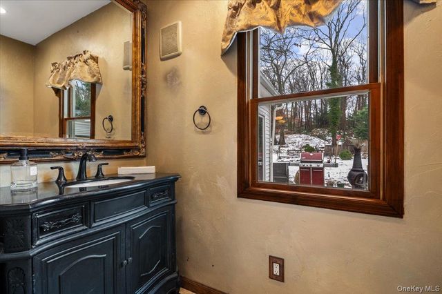 33 Fleets Cove Road, Huntington, NY 11743