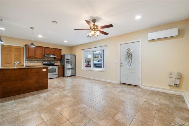 33 Fleets Cove Road, Huntington, NY 11743