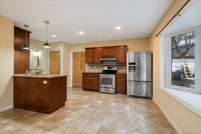 33 Fleets Cove Road, Huntington, NY 11743