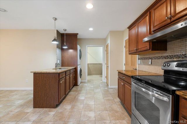 33 Fleets Cove Road, Huntington, NY 11743