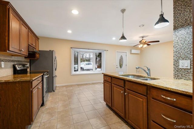 33 Fleets Cove Road, Huntington, NY 11743