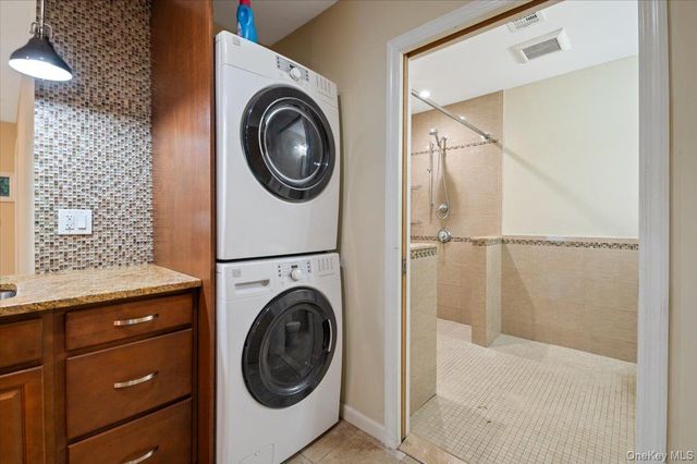 33 Fleets Cove Road, Huntington, NY 11743