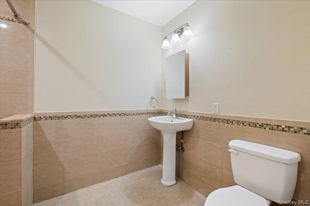 33 Fleets Cove Road, Huntington, NY 11743