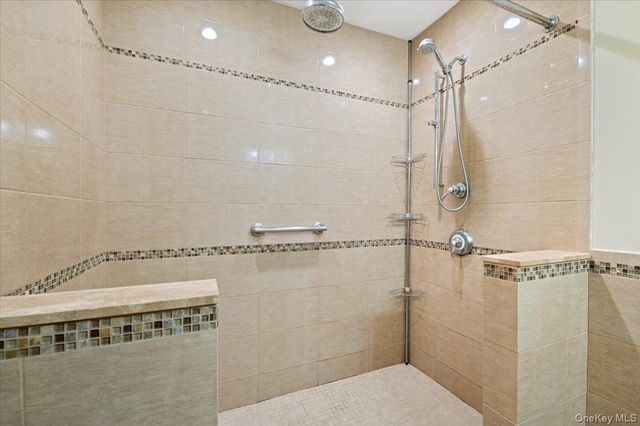 33 Fleets Cove Road, Huntington, NY 11743