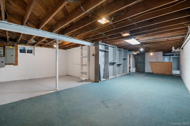 33 Fleets Cove Road, Huntington, NY 11743