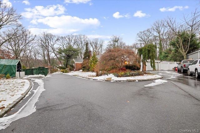 33 Fleets Cove Road, Huntington, NY 11743