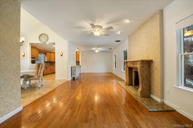 33 Fleets Cove Road, Huntington, NY 11743