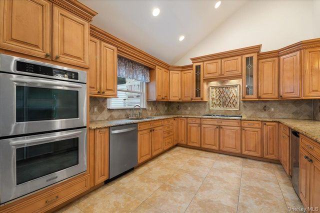 33 Fleets Cove Road, Huntington, NY 11743