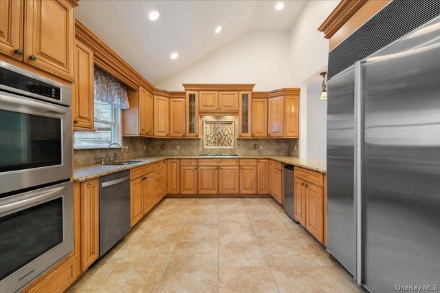 33 Fleets Cove Road, Huntington, NY 11743