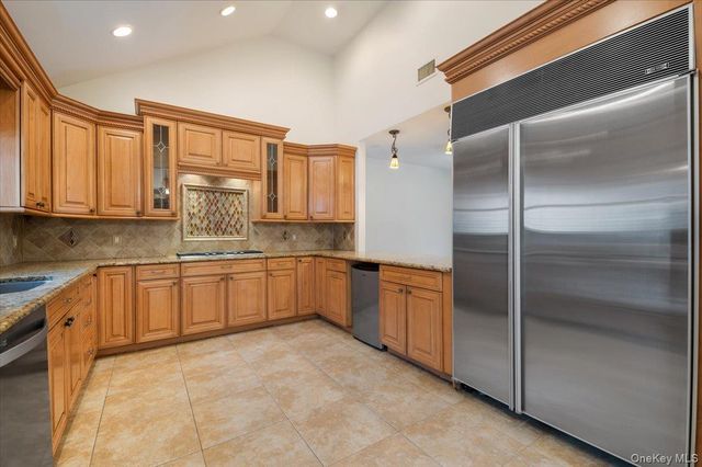 33 Fleets Cove Road, Huntington, NY 11743