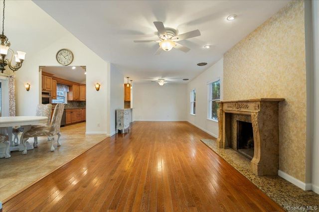 33 Fleets Cove Road, Huntington, NY 11743