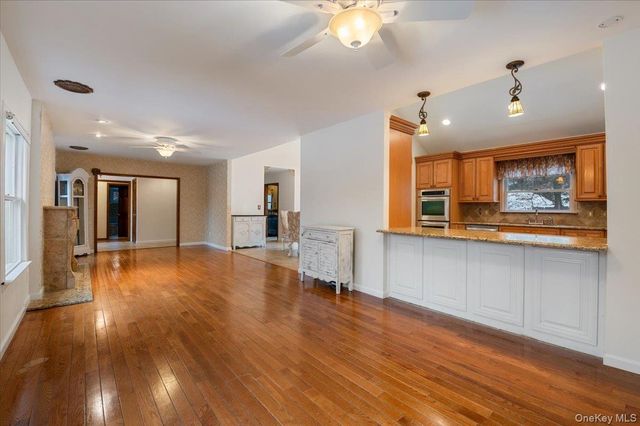 33 Fleets Cove Road, Huntington, NY 11743