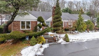 33 Fleets Cove Road, Huntington, NY 11743