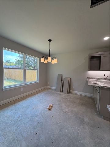 2905 S 2nd Street, Rogers, AR 72758