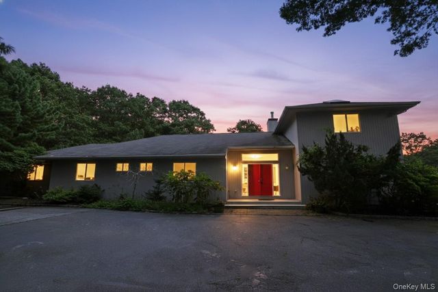 10 Jeffrey Lane, East Quogue, NY 11942