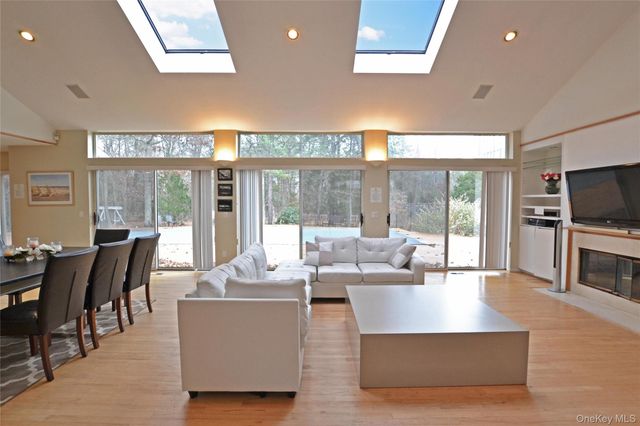 10 Jeffrey Lane, East Quogue, NY 11942