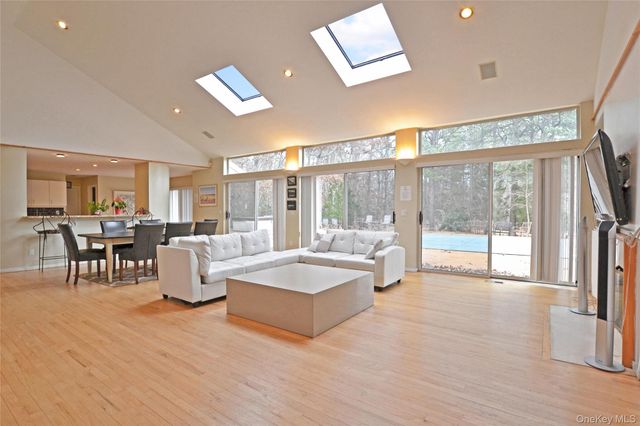 10 Jeffrey Lane, East Quogue, NY 11942