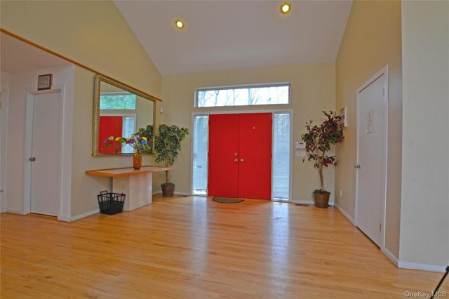 10 Jeffrey Lane, East Quogue, NY 11942