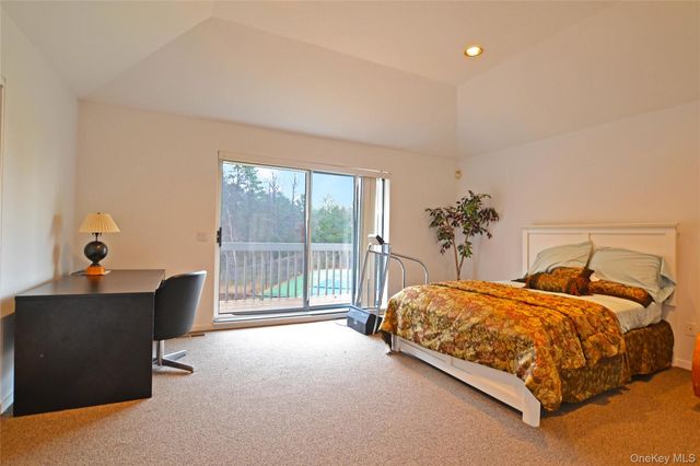 10 Jeffrey Lane, East Quogue, NY 11942