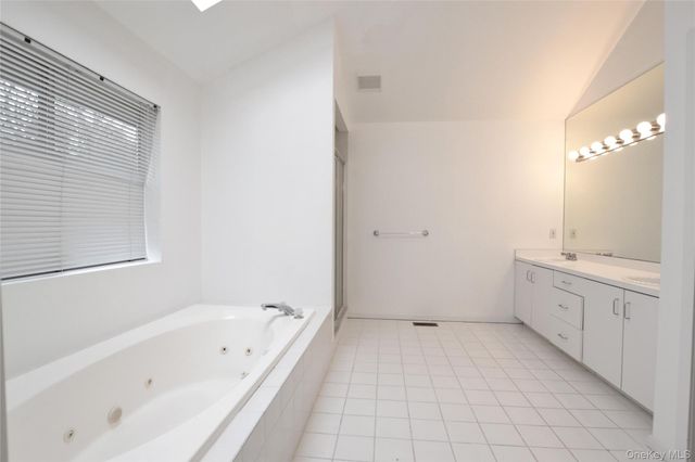 10 Jeffrey Lane, East Quogue, NY 11942