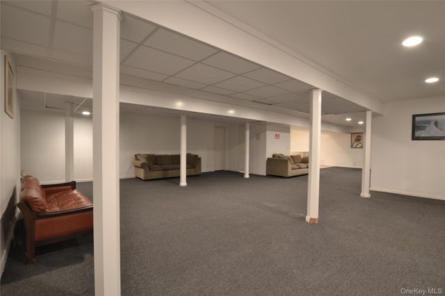 10 Jeffrey Lane, East Quogue, NY 11942