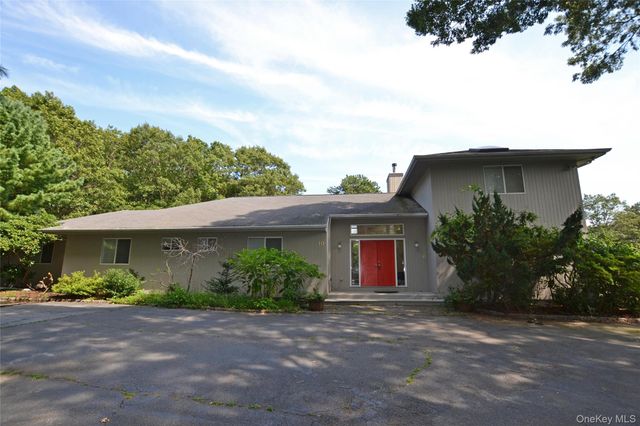 10 Jeffrey Lane, East Quogue, NY 11942