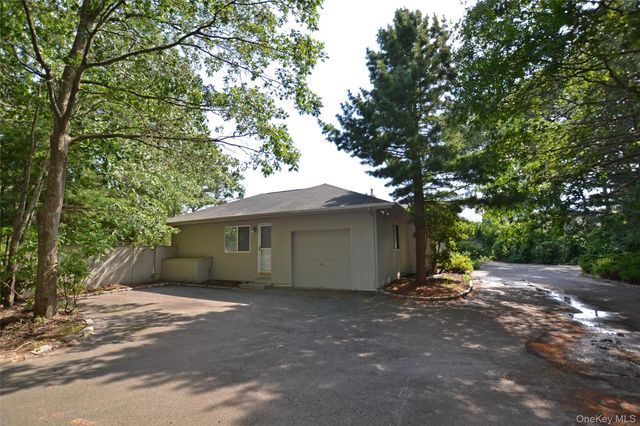 10 Jeffrey Lane, East Quogue, NY 11942