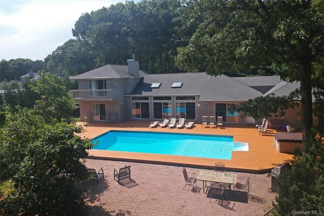 10 Jeffrey Lane, East Quogue, NY 11942