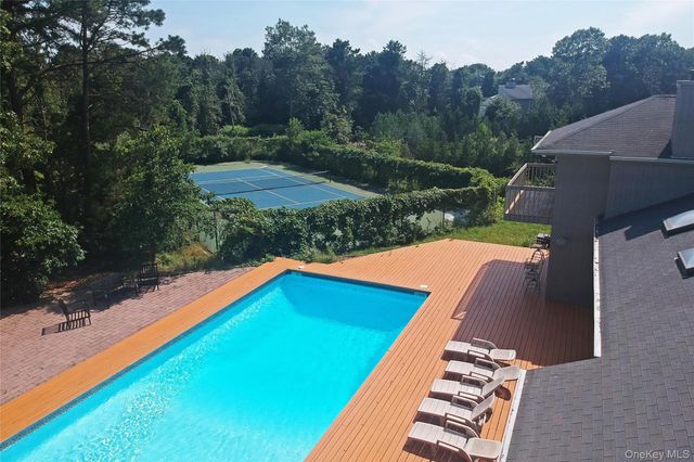 10 Jeffrey Lane, East Quogue, NY 11942