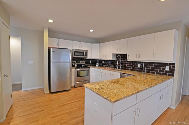 10 Jeffrey Lane, East Quogue, NY 11942