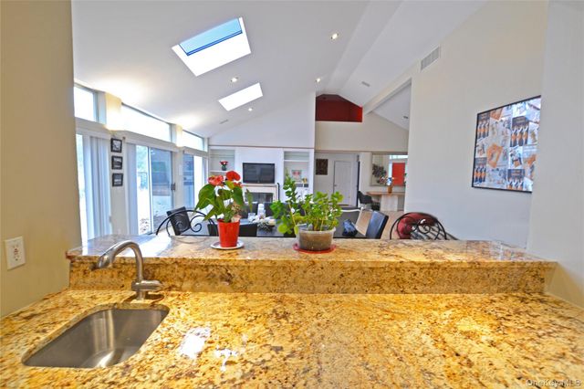 10 Jeffrey Lane, East Quogue, NY 11942