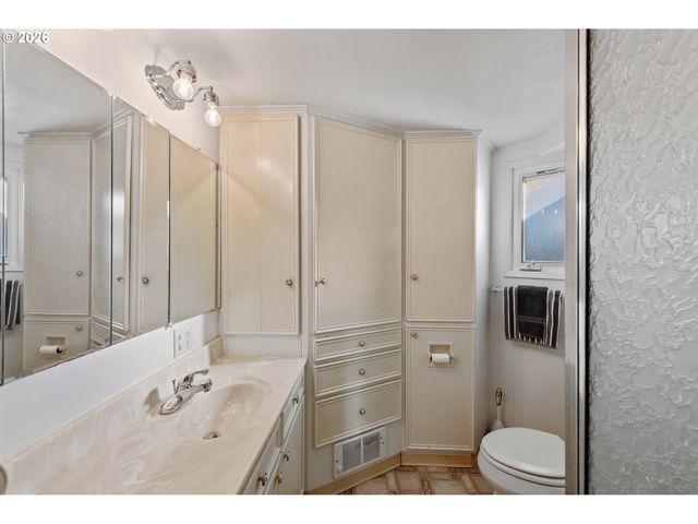 770 18TH Ave, Coos Bay, OR 97420