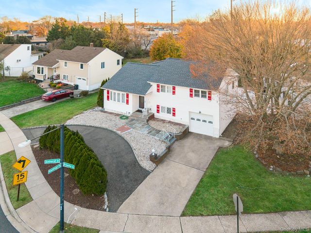 3 Brewster Gate, Massapequa, NY 11758