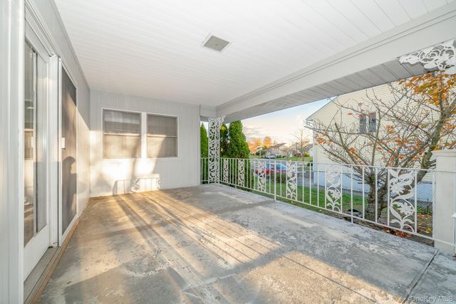 3 Brewster Gate, Massapequa, NY 11758