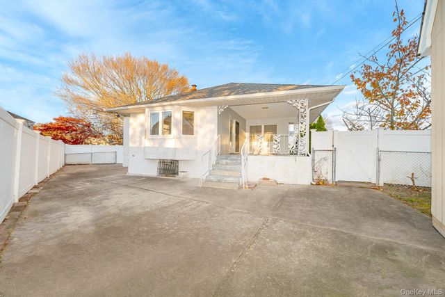 3 Brewster Gate, Massapequa, NY 11758