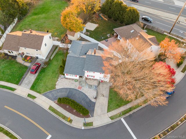 3 Brewster Gate, Massapequa, NY 11758