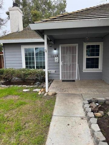 1429 Pintail Circle, Los Banos, CA 93635