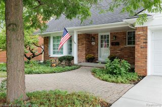 1399 Edmundton Drive, Grosse Pointe, MI 48236