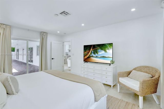 1050 SE 5th Ct, Pompano Beach, FL 33060