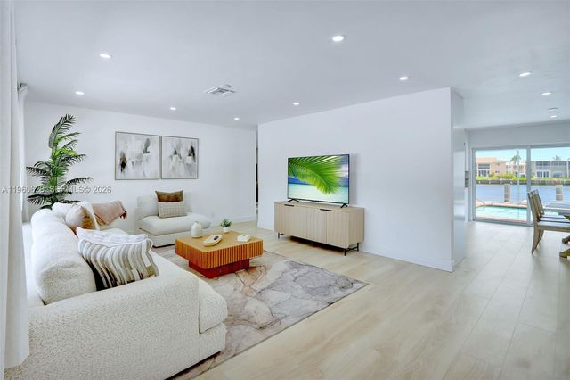 1050 SE 5th Ct, Pompano Beach, FL 33060