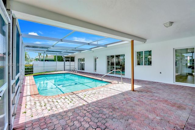 1050 SE 5th Ct, Pompano Beach, FL 33060