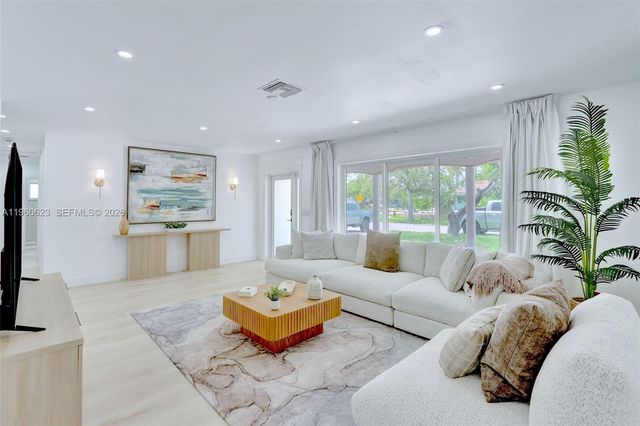 1050 SE 5th Ct, Pompano Beach, FL 33060